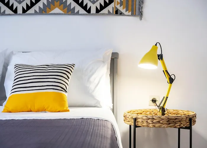 Massive 4br Retro - 3 Min Walk To Apartment *