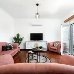 Massive 4br Retro - 3 Min Walk To *
