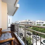 Massive 4br Retro - 3 Min Walk To *