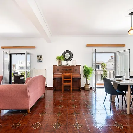 Massive 4br Retro - 3 Min Walk To *