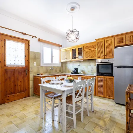 Massive 4br Retro - 3 Min Walk To *