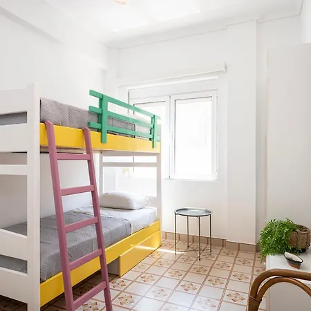 Massive 4br Retro - 3 Min Walk To