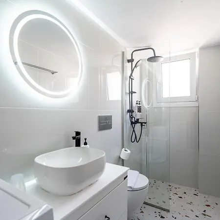 Massive 4br Retro - 3 Min Walk To