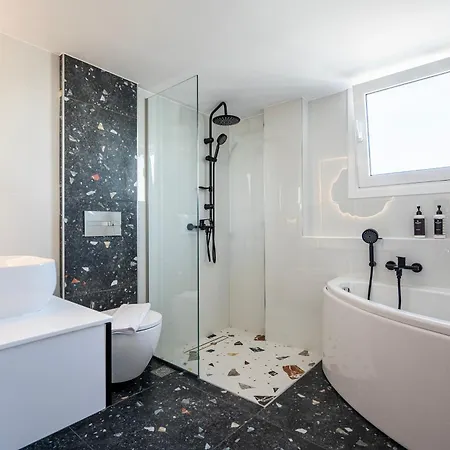 Massive 4br Retro - 3 Min Walk To *