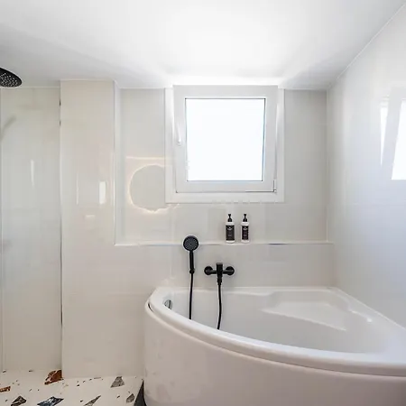Apartman Massive 4br Retro - 3 Min Walk To