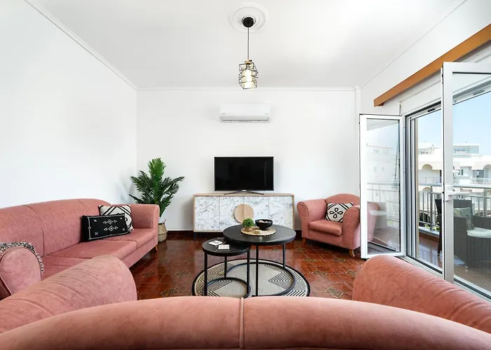 Massive 4br Retro - 3 Min Walk To *