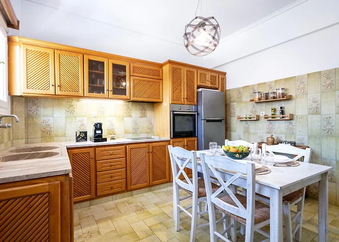 Massive 4br Retro - 3 Min Walk To Apartment