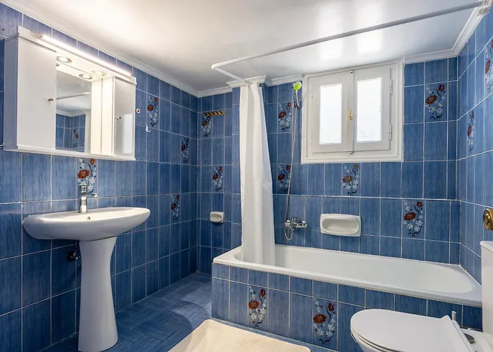 Massive 4br Retro - 3 Min Walk To * Kos Town