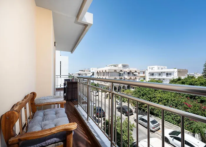 Massive 4br Retro - 3 Min Walk To *