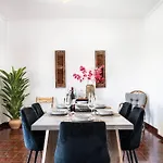 Massive 4br Retro - 3 Min Walk To *