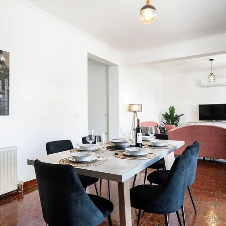 Massive 4br Retro - 3 Min Walk To