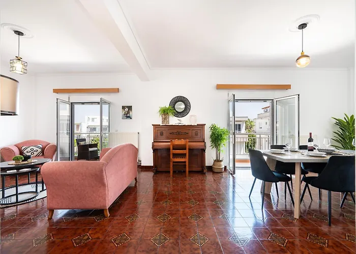 Massive 4br Retro - 3 Min Walk To *