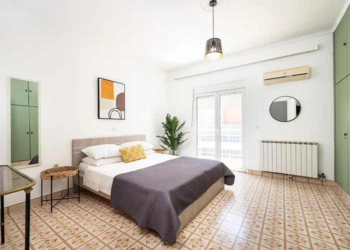 Massive 4br Retro - 3 Min Walk To Apartment Kos-Stadt