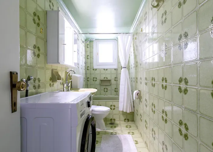 Massive 4br Retro - 3 Min Walk To Apartamento Cós