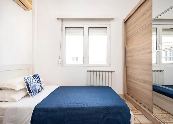 Massive 4br Retro - 3 Min Walk To * Kos-Stadt